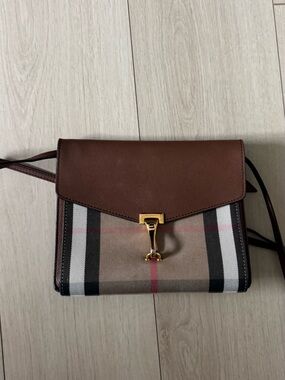 Burberry Derby Macken Crossbody